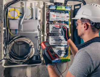 Elektriker som felsöker
