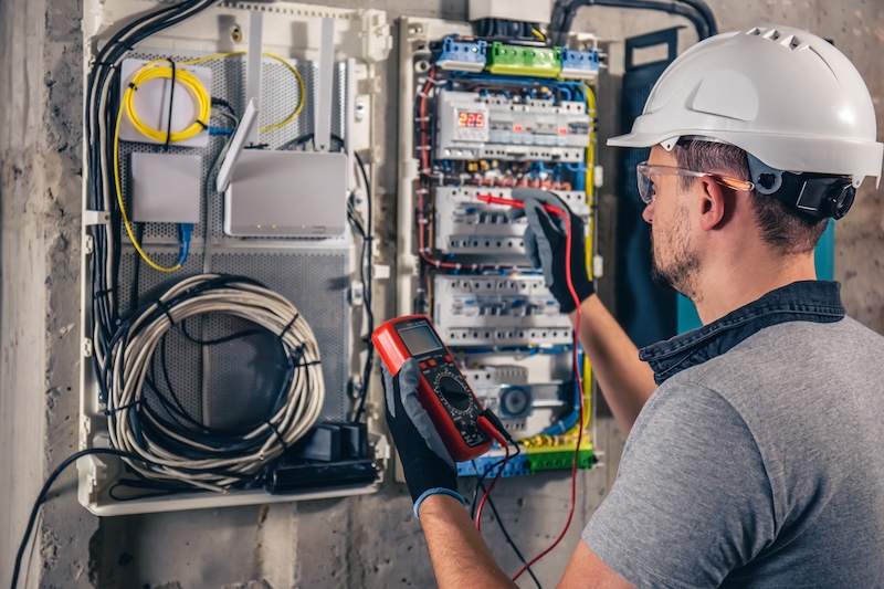 Elektriker som felsöker